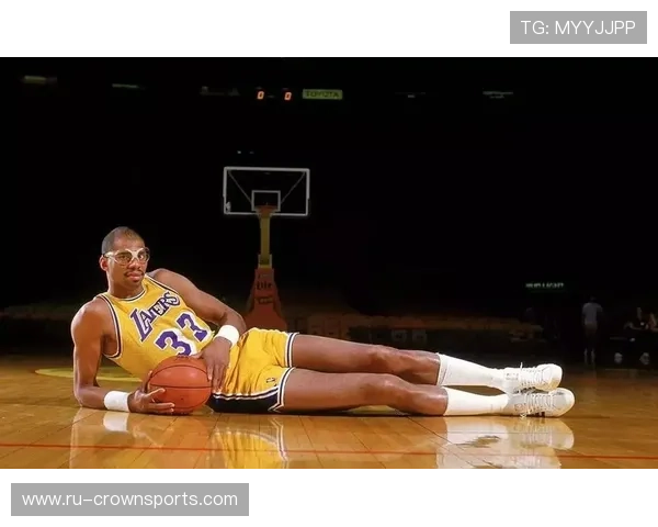 比尔·拉塞尔防守篮板对决张伯伦奠定冠军基石